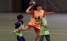 Un bambino mentre tira la palla durante una partita di pallmano