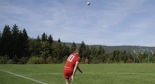 Spieler kickt einen Rugby-Ball weit weg.