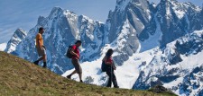 Drei Wanderer vor schöner Bergkulisse.