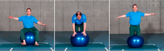 Reihenbild: Ein Mann balanciert auf einem grossen Sitzball