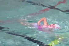 Una bambina nuota a crawl