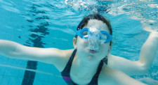 Foto: una bambina sott'acqua espira e crea delle bolle