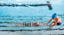 Foto: un bambino ne trascina un altro in acqua