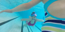 Foto: una bambina fa una smorfia sott'acqua