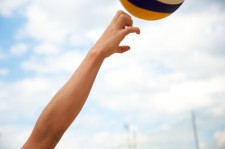 Foto un braccio alzato con le falangi delle dita piegate sotto un pallone