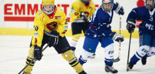 Des jeunes jouent au hockey sur glace.