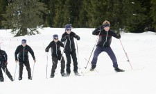 Foto: un gruppo di bambini pratica lo sci di fondo