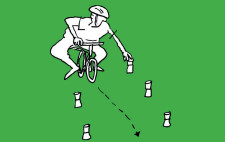 Disegno: un bambino raccoglie dei bicchieri di plastica da terra pedalando su una bicicletta