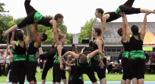 Un groupe effectue des figures de danse.