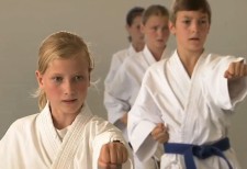 Dei bambini durante una lezione di karate