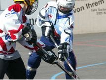 Deux joueurs de street-hockey se disputent la balle.
