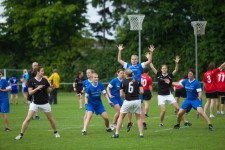 Deux équipes disputent un match de balle à la corbeille.