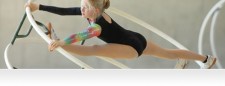 Une gymnaste en action dans un rhönrad.