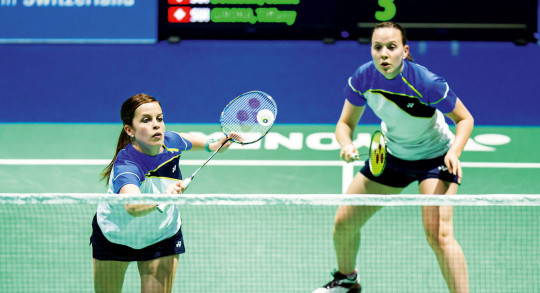 Deux joueuses de badminton lors d'un match de double.