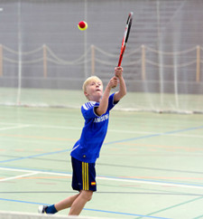 Foto: Ein Knaben spiel einen Backhand-Volley.