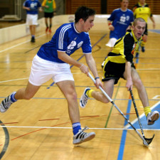 Deux joueurs se disputent la balle.