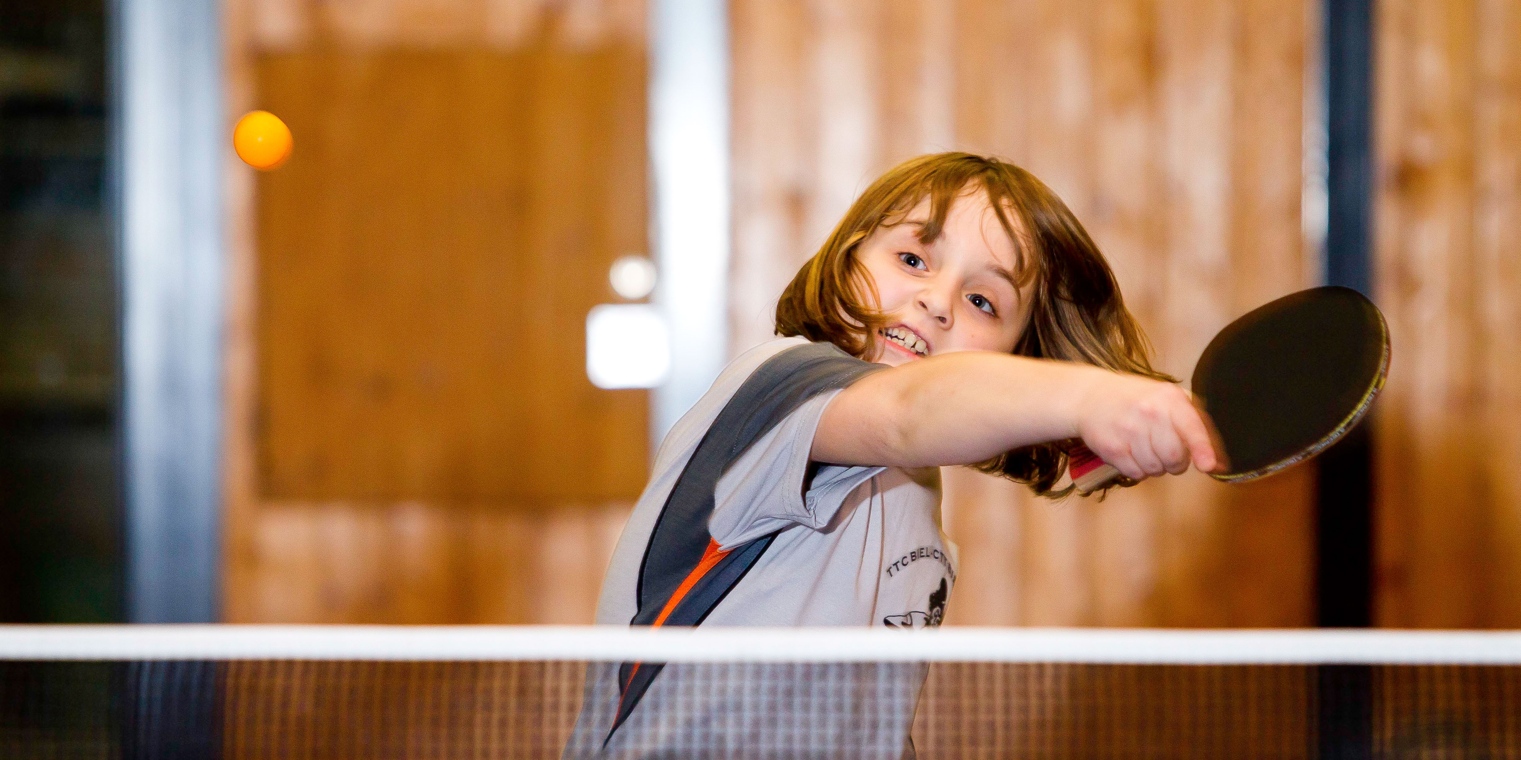 Foto: Kind beim Tischtennis-Spiel.