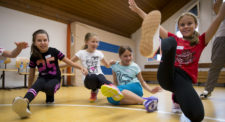 Quatre filles effectuent des pas et mouvements de breakdance.