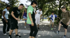 Foto: Jugendliche beim Footbag-Spiel.