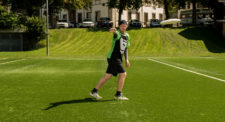 Un jeune lance le frisbee.