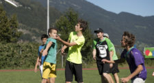 Foto: Jugendliche beim Linien-Frisbee-Spiel. 