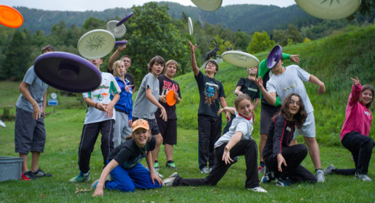 Plusieurs enfants lancent un frisbee.