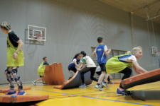 Zielgerichtet vorbereitet – Spielerisch kräftigen: Emmentaler-Drehen