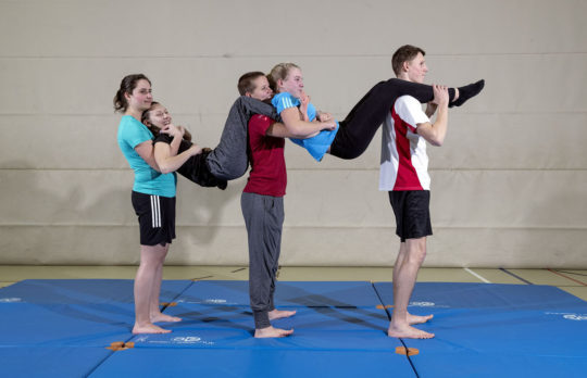 Des élèves forment une figure acrobatique.
