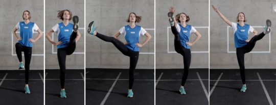 Une athlète effectue des mouvements de balancer des jambes.