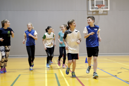 Foto: Kinder beim Laufen.