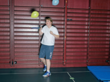 Un ragazzo mentre giocola con due palloncini