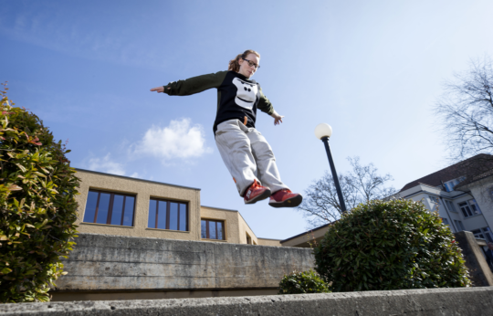 Foto: Una traceuse esegue un salto di precisione