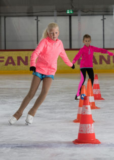Foto: due bambine eseguono uno slalom