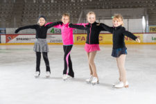 Foto: quattro bambini in posa sul ghiaccio