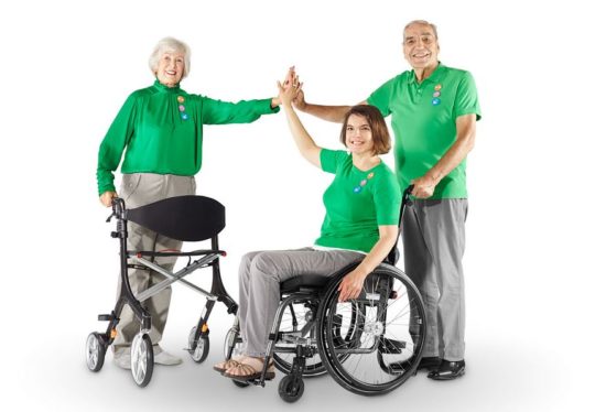 3 erwachsene Personen: mit Rolator, Rollstuhl und Stützen.