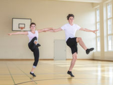 Foto: un ballerino e una ballerina uno accanto all'altra durante una figura di rock'n'roll