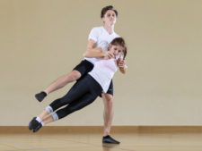 Foto: Due ballerini durante una figura acrobatica