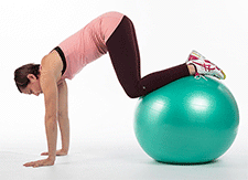 Entraînement avec engins − Ballon de gymnastique: Traction frontale des genoux