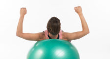 Training mit Hilfsmitteln − Swissball: Schulterrollen