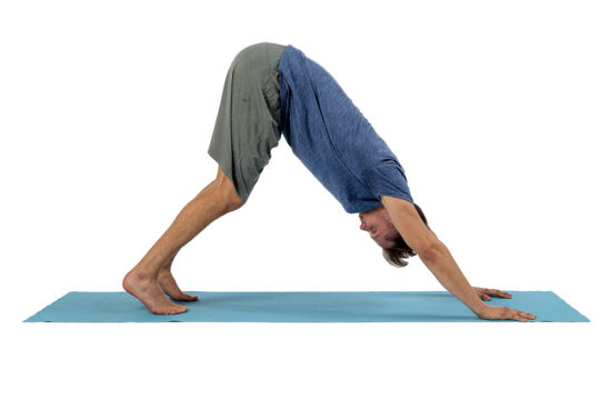 Foto: Mann führt eine Position des Sonnengrusses aus.