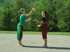 Le cirque à l’école – Jonglage par deux: Voleur de balles
