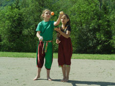 Le cirque à l’école – Jonglage par deux: Course-poursuite