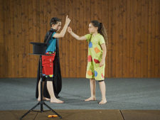 Il circo a scuola: Clowneria – Testo recitato in sottofondo: Il finto mago