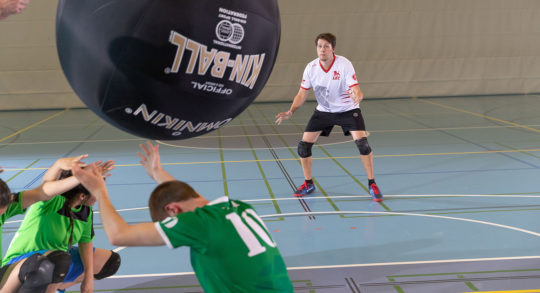 Un joueur est en position pour réceptionner le ballon.