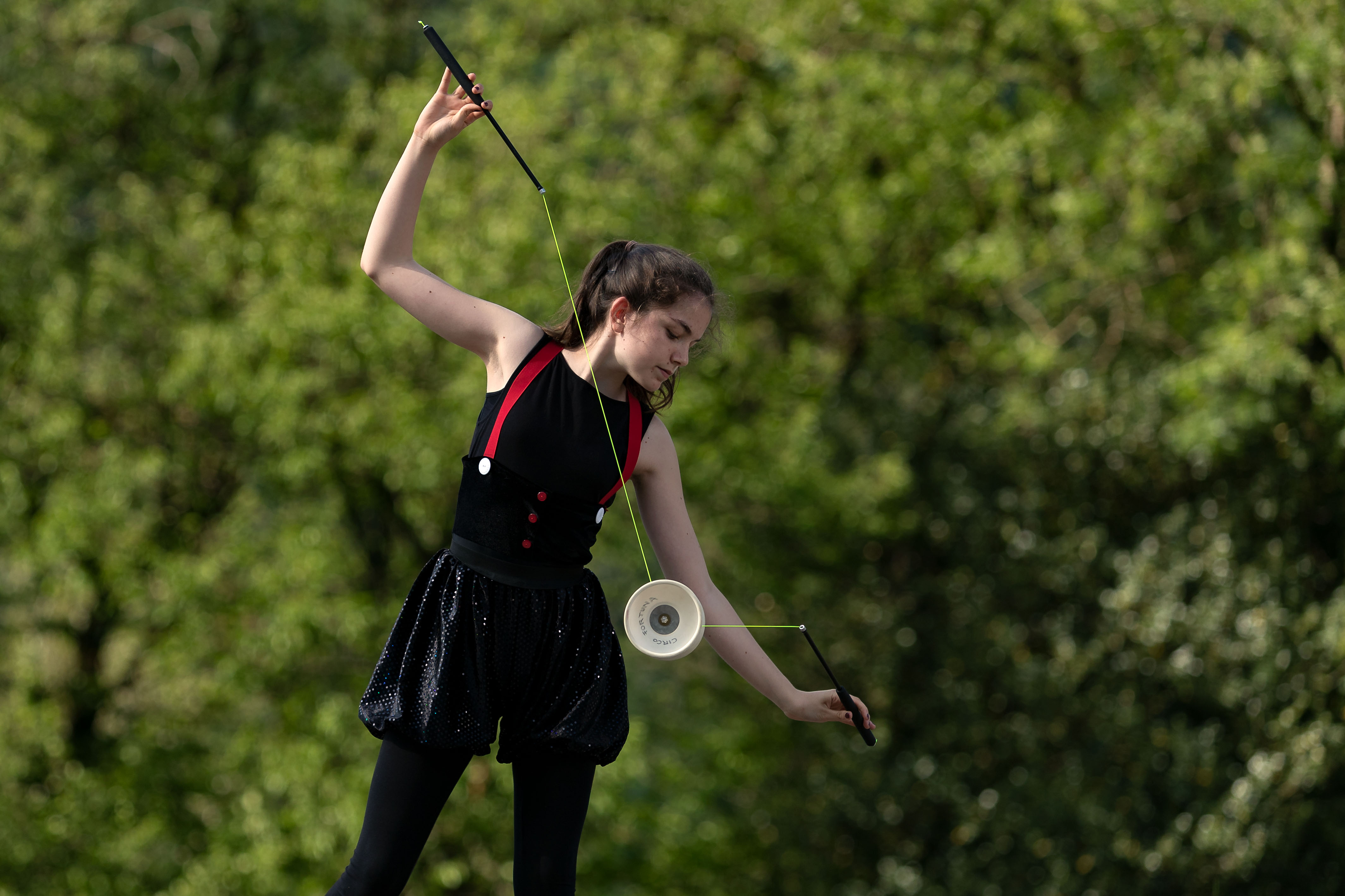 Foto: Ein Mädchen beim Diabolo-Jonglieren.