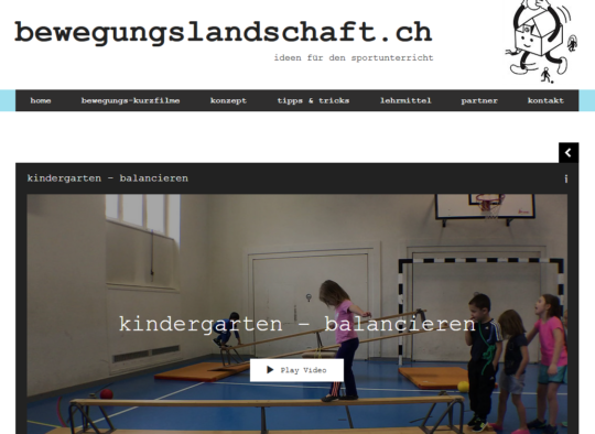 Kindergartenkinder beim Balancieren auf umgekehrter Langbank.