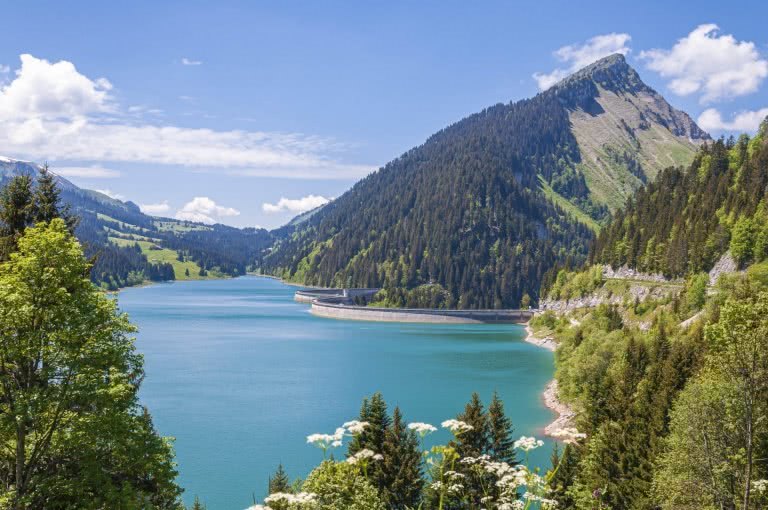 Blick auf einen Bergsee in der Schweiz