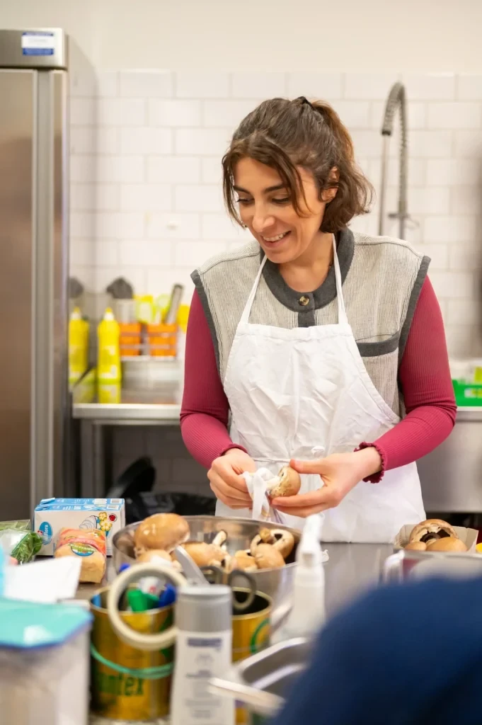 Junge Frau beim Kochen