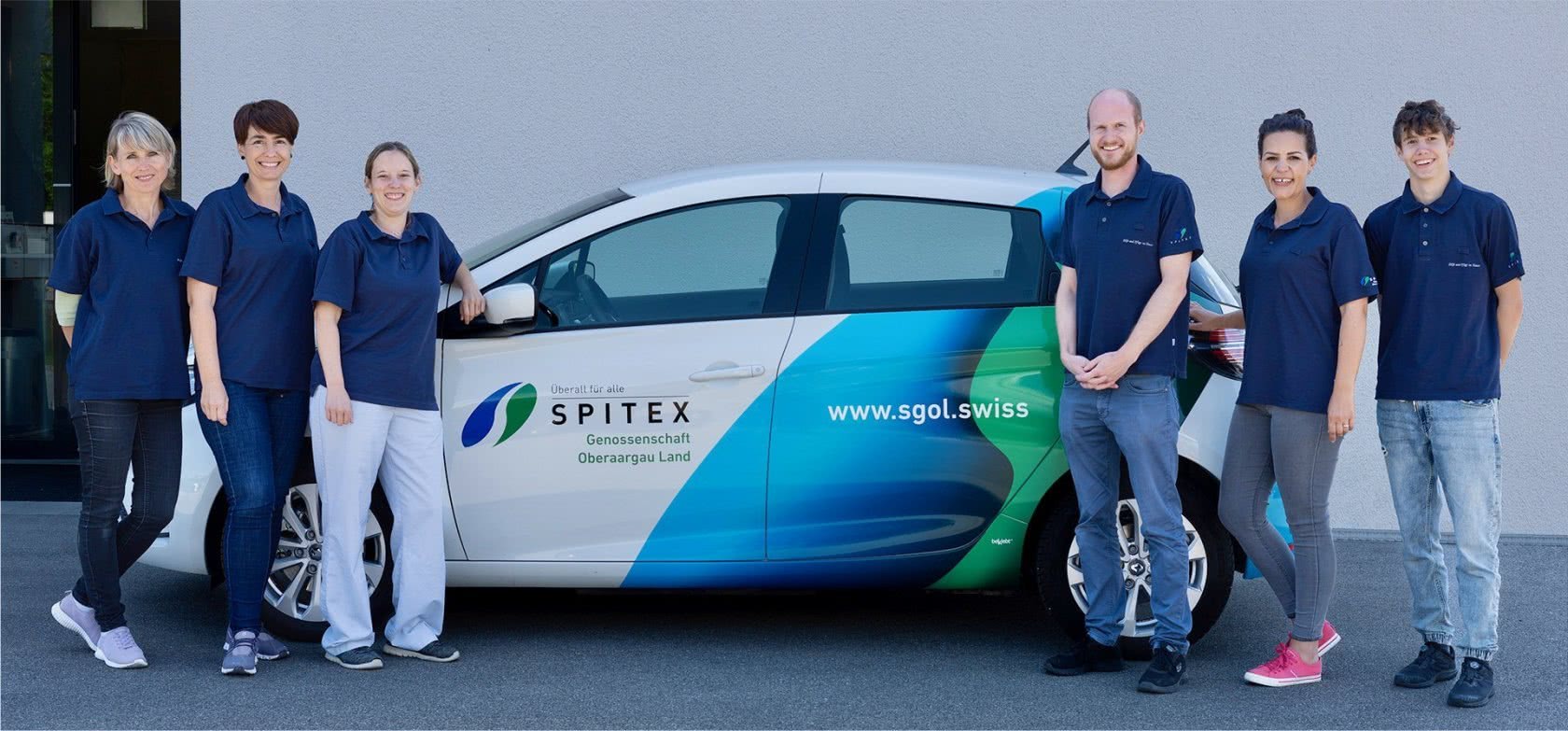 Spitex-Mitarbeitende mit Auto