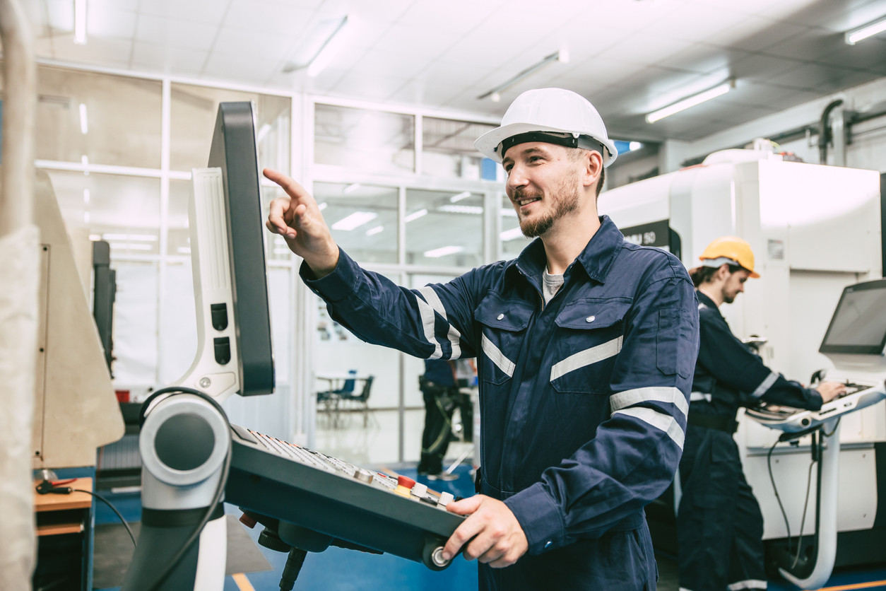Polymechaniker an einer CNC-Maschine in der Region Baden